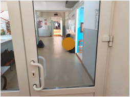 Предупредительный знак для слабовидящих людей, который означает «Осторожно: препятствие!»